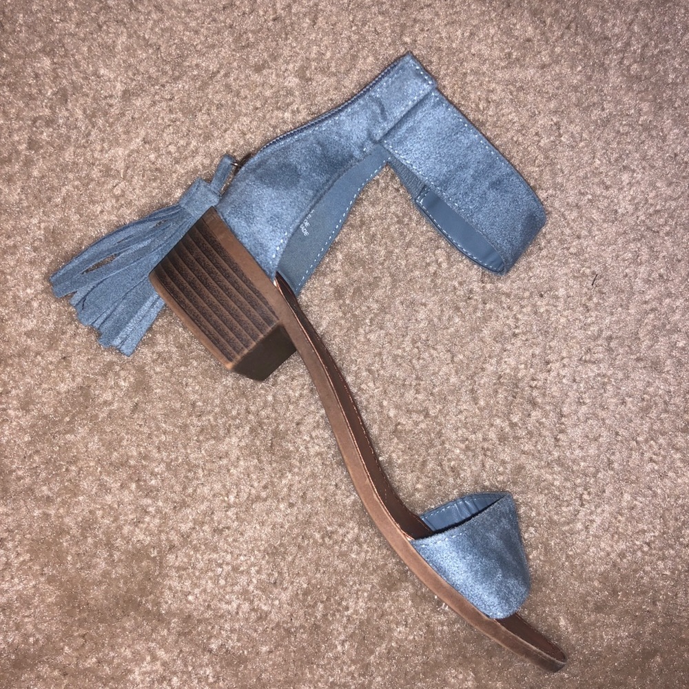 Strap sandals with tassels